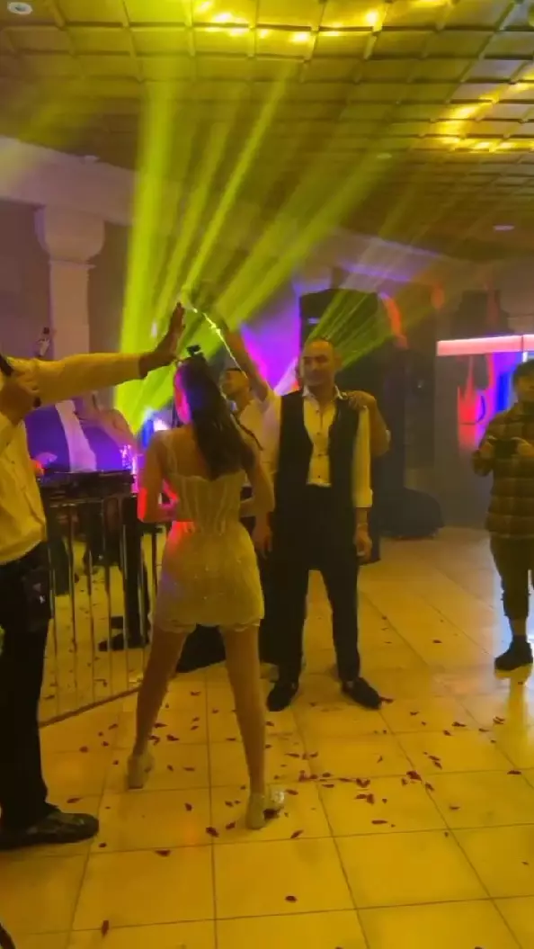 Luna Maya dapat lemparan buket bunga pengantin © Instagram