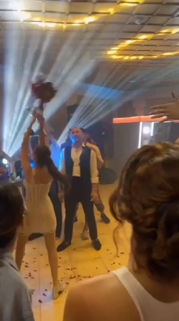 Luna Maya dapat lemparan buket bunga pengantin © Instagram