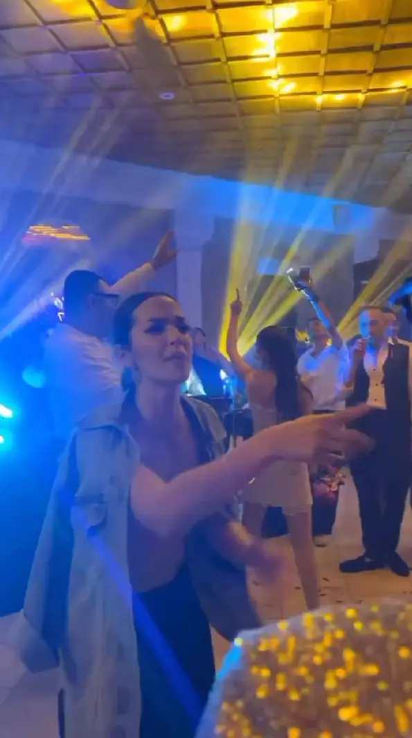 Luna Maya dapat lemparan buket bunga pengantin © Instagram