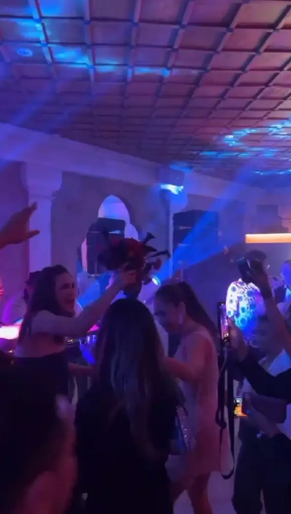 Luna Maya dapat lemparan buket bunga pengantin © Instagram