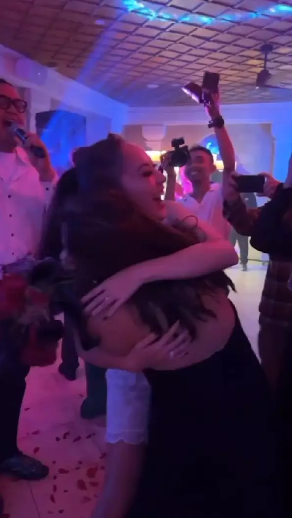 Luna Maya dapat lemparan buket bunga pengantin © Instagram