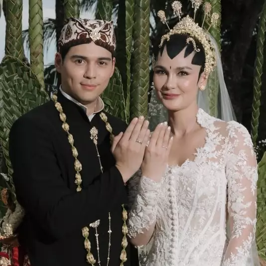 Luna Maya ternyata pernah dapat lemparan buket bunga pengantin, ini 7 momennya di nikahan BCL