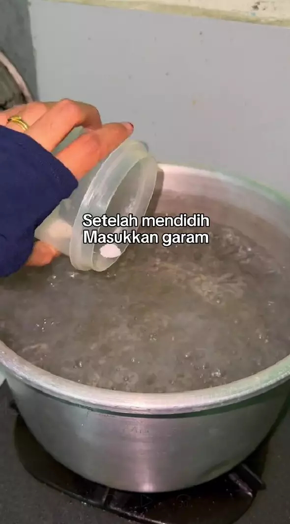 Baju kelunturan sekarang bisa bersih  © TikTok