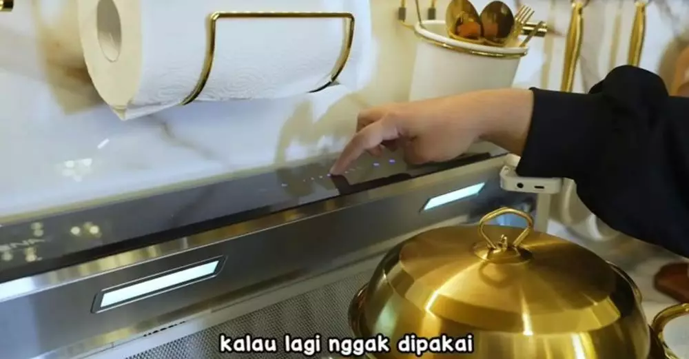 Cara Tasyi Athasyia menata dapur barunya © YouTube Cara Tasyi Athasyia menata dapur barunya © YouTube
