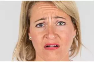 Cara mudah menyamarkan keriput di usia 50-an pakai 1 buah, wajah jadi makin muda 20 tahun