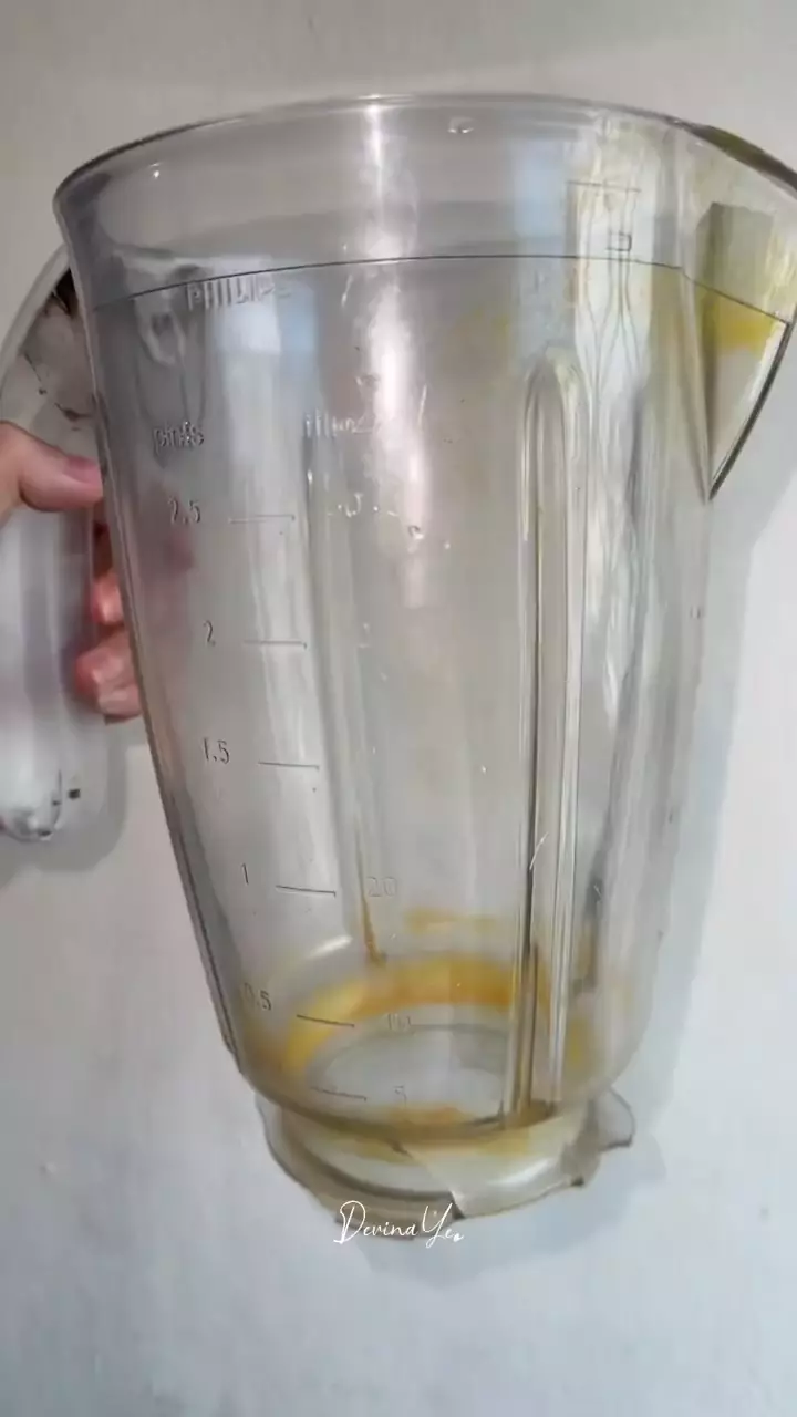 Tanpa dicuci air, sekarang begini trik mengembalikan gelas blender penuh noda kunyit jadi bersih lagi berbagai sumber