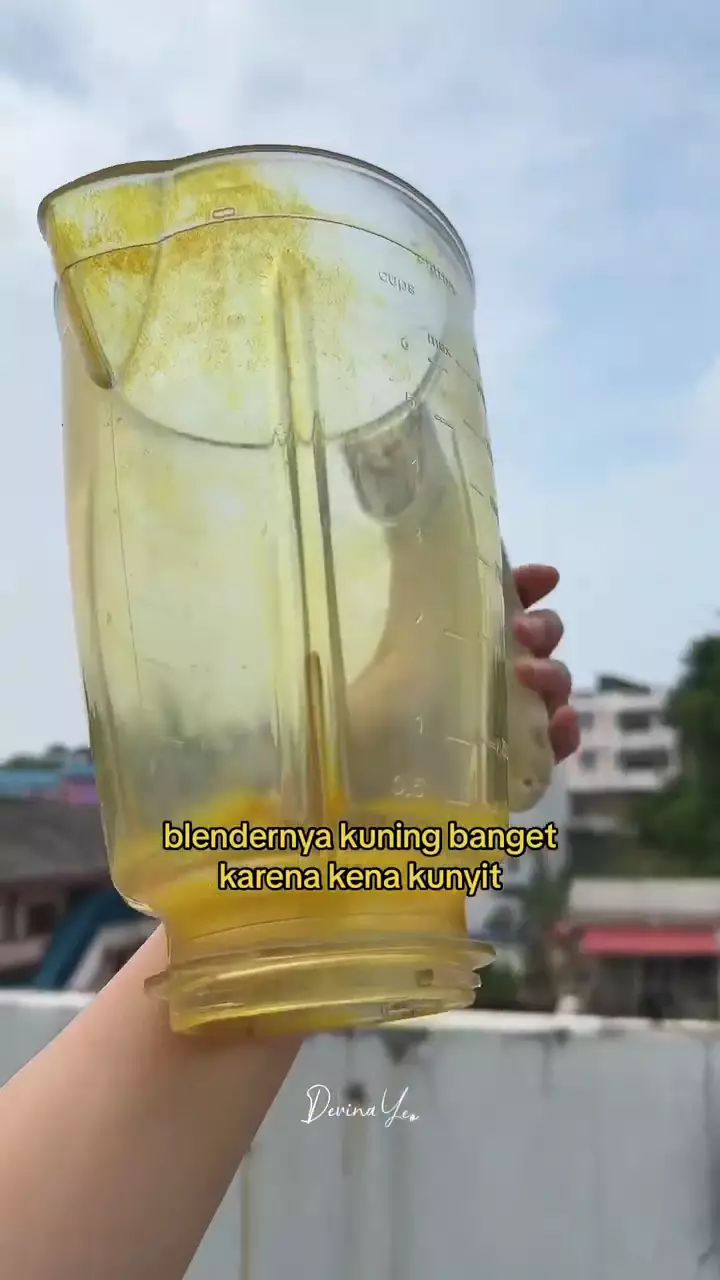 Tanpa dicuci air, sekarang begini trik mengembalikan gelas blender penuh noda kunyit jadi bersih lagi berbagai sumber