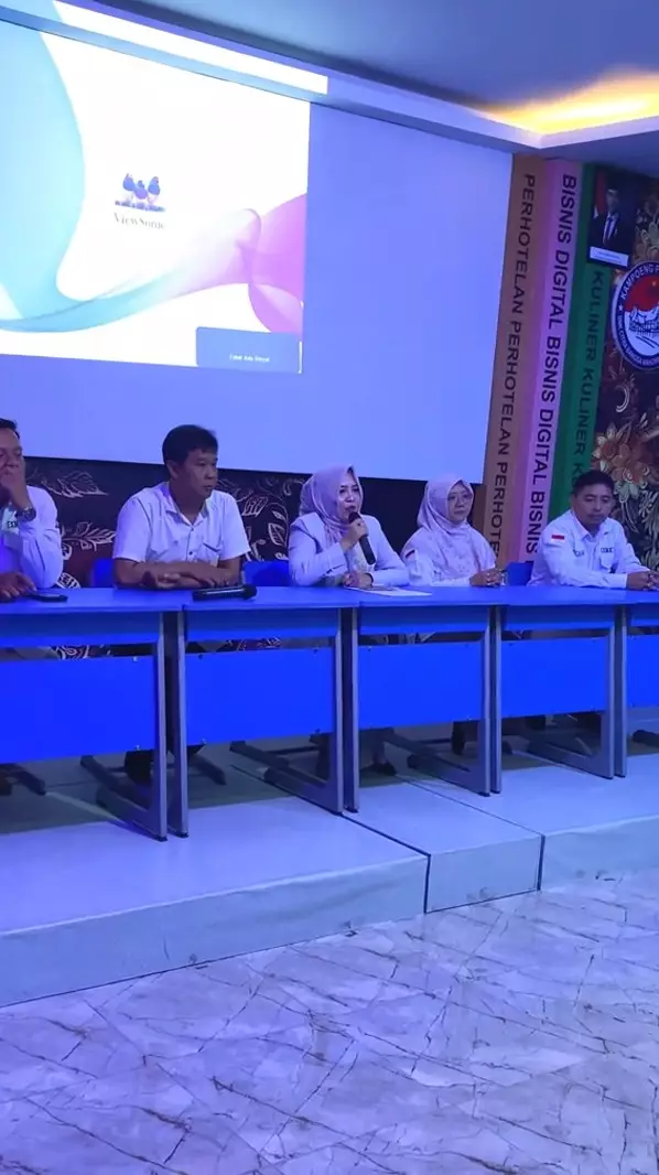Viral kelulusan SMK di Purwokerto digelar bak wisuda © TikTok Viral kelulusan SMK di Purwokerto digelar bak wisuda © TikTok