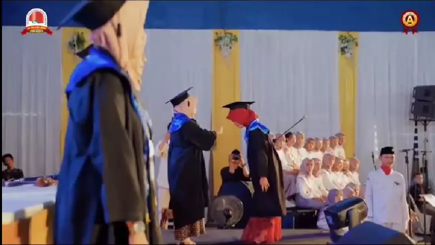 Viral kelulusan SMK di Purwokerto digelar bak wisuda © TikTok Viral kelulusan SMK di Purwokerto digelar bak wisuda © TikTok
