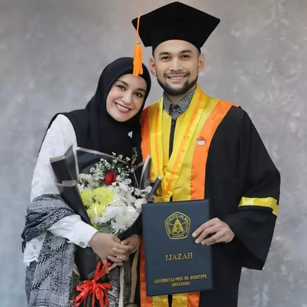 Bukti semangat belajar tak kenal umur, ini 7 momen Teuku Wisnu dapat gelar sarjana di usia 40 tahun