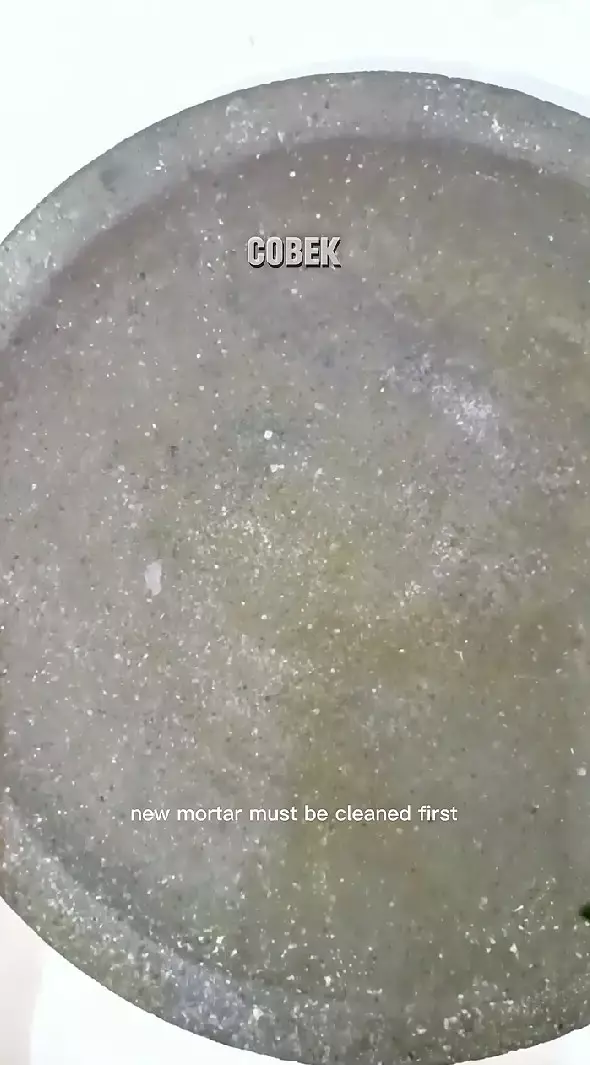 trik bersihkan cobek sekarang agar higienis © YouTube trik bersihkan cobek sekarang agar higienis © YouTube