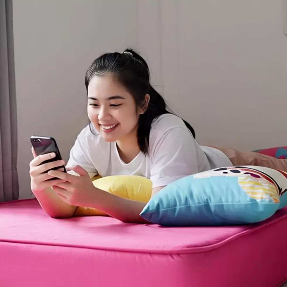 50 Pantun gombal buat cewek 2025, kata-kata manisnya bikin doi makin lengket sama kamu