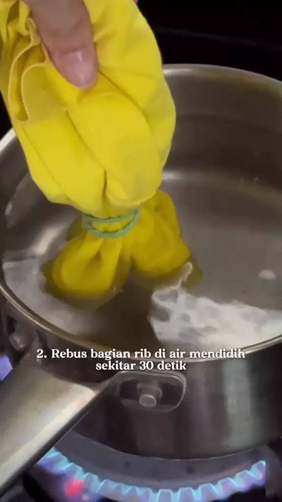 trik mengembalikan kerah kaus melar 30 detik  © 2025 TikTok