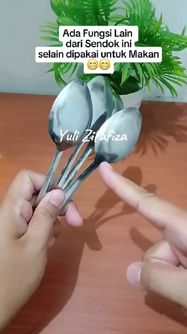 Ganti lampu di plafon rumah nggak pakai tangga © YouTube