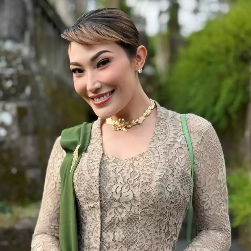 Disebut sentil Gisella Anastasia karena bermesraan di nikahan Luna Maya, begini klarifikasi Ayu Dewi