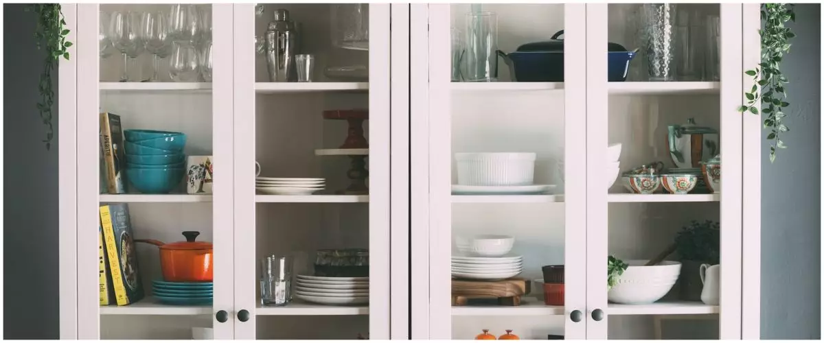 Cara menata gelas dan mangkuk di lemari dapur, biar rapi, estetik, dan nggak bikin pusing mata