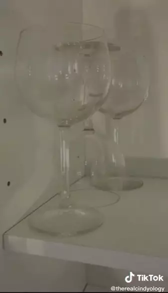 Cara menata gelas dan mangkuk © berbagai sumber