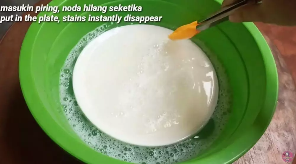 Cara mencuci piring lama yang sudah kusam © YouTube