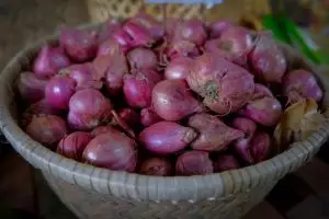 Bebas perih di mata saat iris bawang? Sekarang coba cara simpan ini sebelum dimasak
