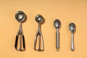 Satu sendok makan gula setara berapa gram? Panduan takaran sendok untuk masakan saat tiada timbangan