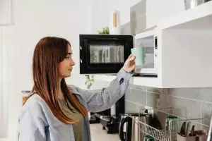 Jangan masukkan ini ke microwave! 7 Benda dan makanan yang bisa picu ledakan kecil