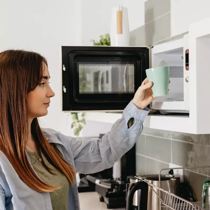 Jangan masukkan ini ke microwave! 7 Benda dan makanan yang bisa picu ledakan kecil