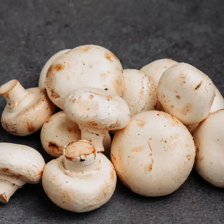 Jangan langsung dicuci! Ini 4 cara bersihkan jamur kancing yang benar agar nggak jadi lembek