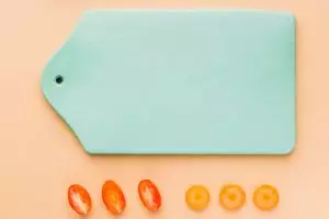 Talenan plastikmu masih aman? Ini cara tes dan bersihkan noda membandel dengan baking soda & lemon