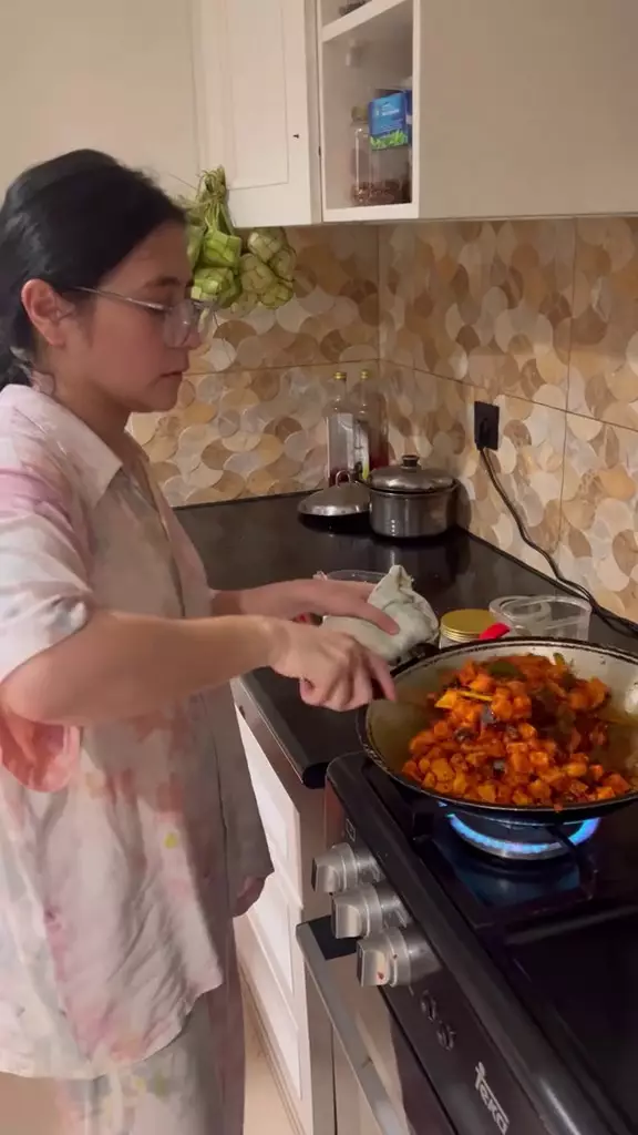 dapur kotor prilly latuconsina © 2025 TikTok dapur kotor prilly latuconsina © 2025 TikTok