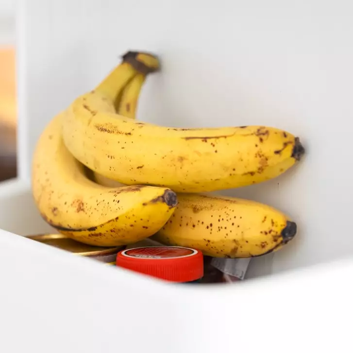 5 Makanan yang harus dipisah saat disimpan di kulkas, biar nggak cepat busuk