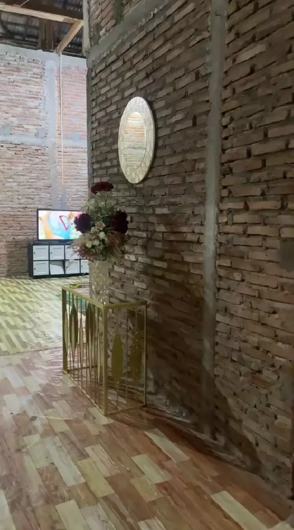emak-emak menata rumah berdinding batu bata © TikTok emak-emak menata rumah berdinding batu bata © TikTok