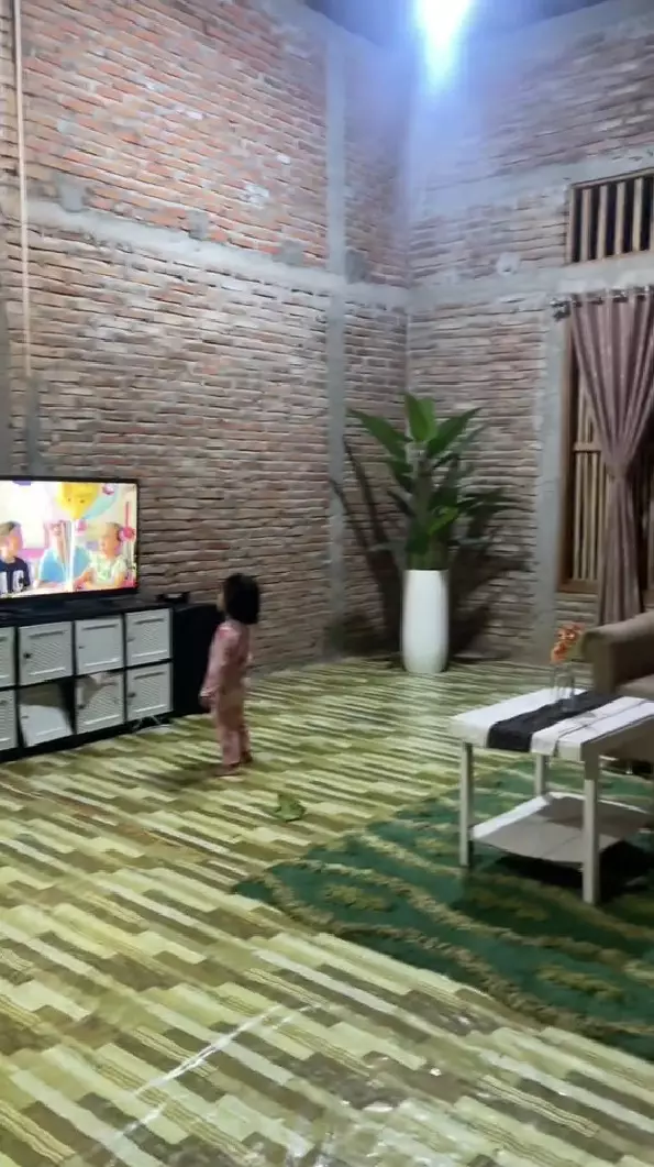 emak-emak menata rumah berdinding batu bata © TikTok emak-emak menata rumah berdinding batu bata © TikTok