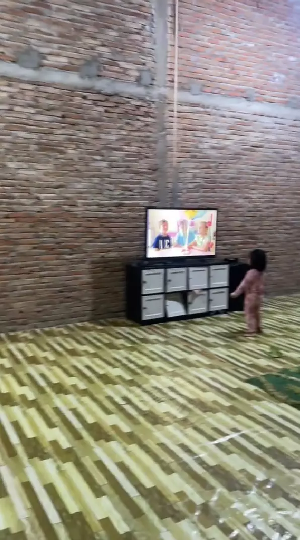 emak-emak menata rumah berdinding batu bata © TikTok emak-emak menata rumah berdinding batu bata © TikTok