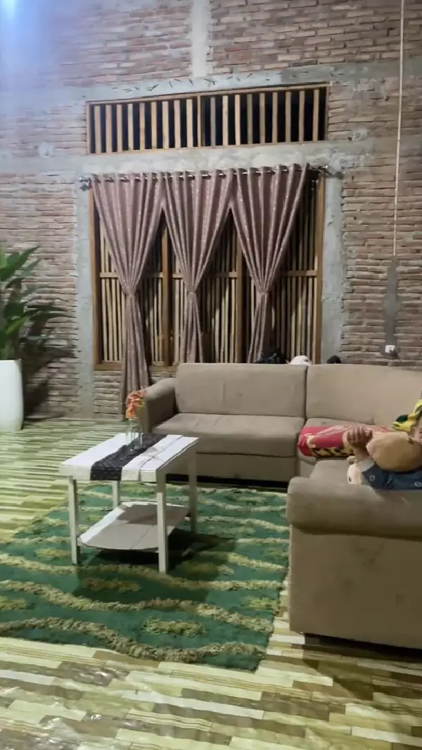 emak-emak menata rumah berdinding batu bata © TikTok emak-emak menata rumah berdinding batu bata © TikTok