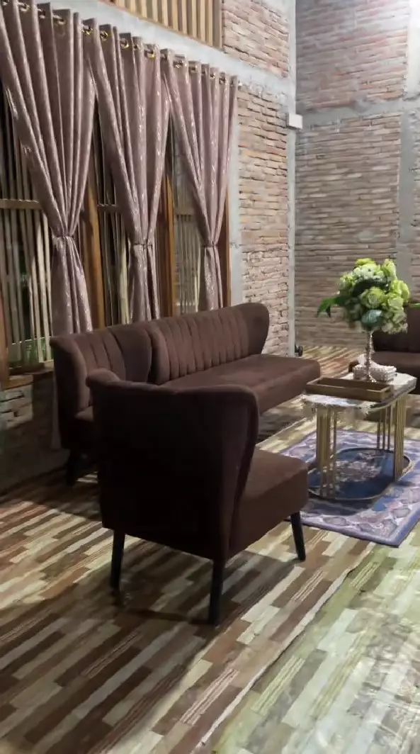 emak-emak menata rumah berdinding batu bata © TikTok emak-emak menata rumah berdinding batu bata © TikTok
