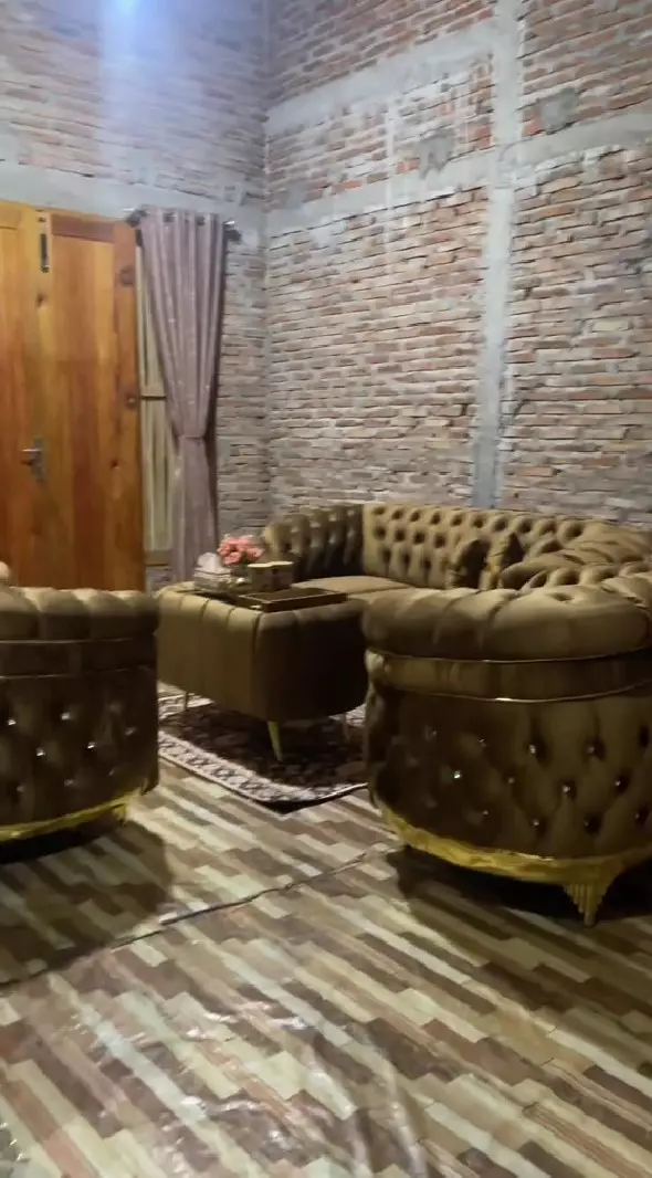 emak-emak menata rumah berdinding batu bata © TikTok emak-emak menata rumah berdinding batu bata © TikTok