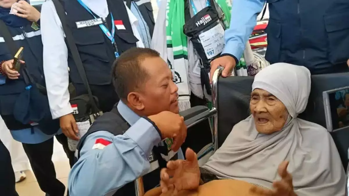 Kisah perjuangan mengharukan Mbah Sumbuk berusia lebih seabad, jemaah haji tertua 2025 ke Tanah Suci 