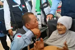 Kisah perjuangan mengharukan Mbah Sumbuk berusia lebih seabad, jemaah haji tertua 2025 ke Tanah Suci 