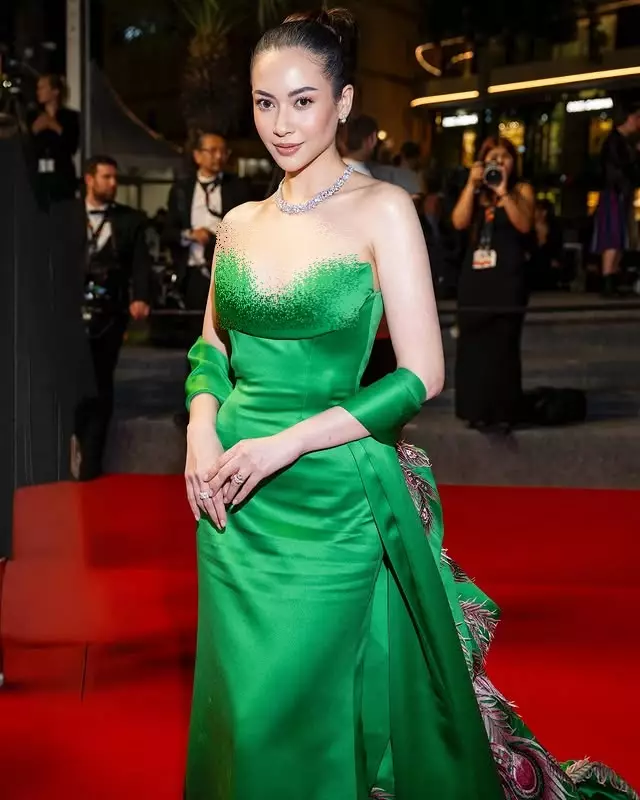 potret Elvira Devinamira di red carpet Cannes © Instagram potret Elvira Devinamira di red carpet Cannes © Instagram