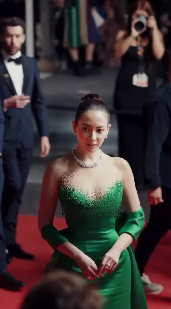 potret Elvira Devinamira di red carpet Cannes © Instagram potret Elvira Devinamira di red carpet Cannes © Instagram