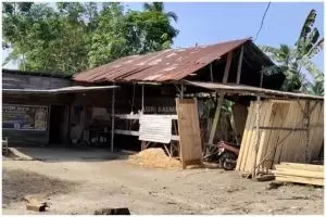 Rumah berdinding kayu dan beralas tanah ini ternyata milik jawara D'Academy 5, intip 11 potretnya