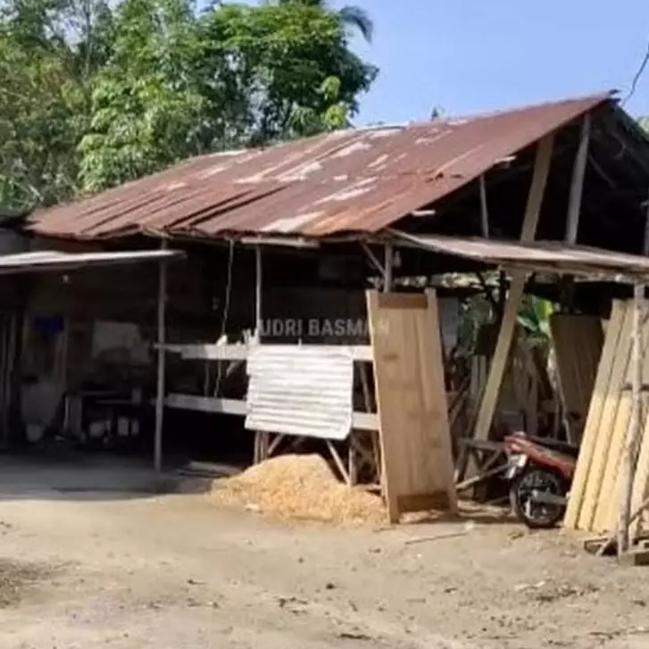 Rumah berdinding kayu dan beralas tanah ini ternyata milik jawara D'Academy 5, intip 11 potretnya