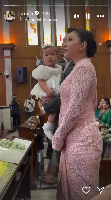 Jessica Mila dampingi Kyarra jalani baptis bayi © Instagram Jessica Mila dampingi Kyarra jalani baptis bayi © Instagram
