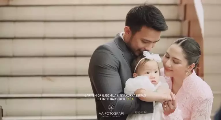 Jessica Mila dampingi Kyarra jalani baptis bayi © Instagram Jessica Mila dampingi Kyarra jalani baptis bayi © Instagram
