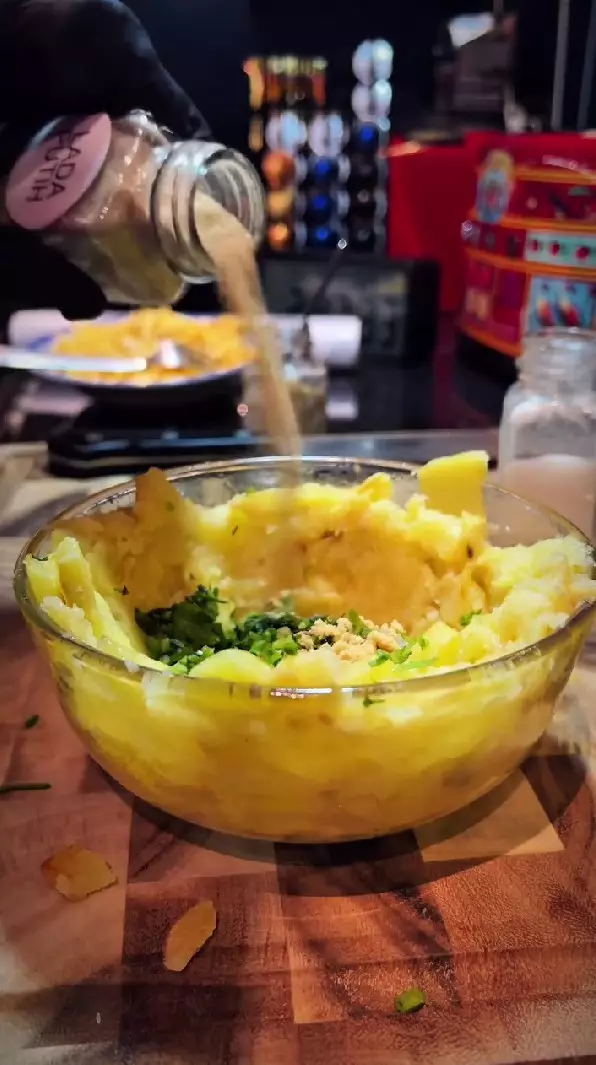 dapur hitam Lembu vokalis Clubeighties elegan © Instagram