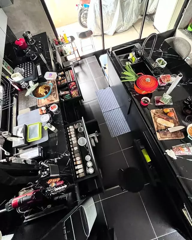 dapur hitam Lembu vokalis Clubeighties elegan © Instagram