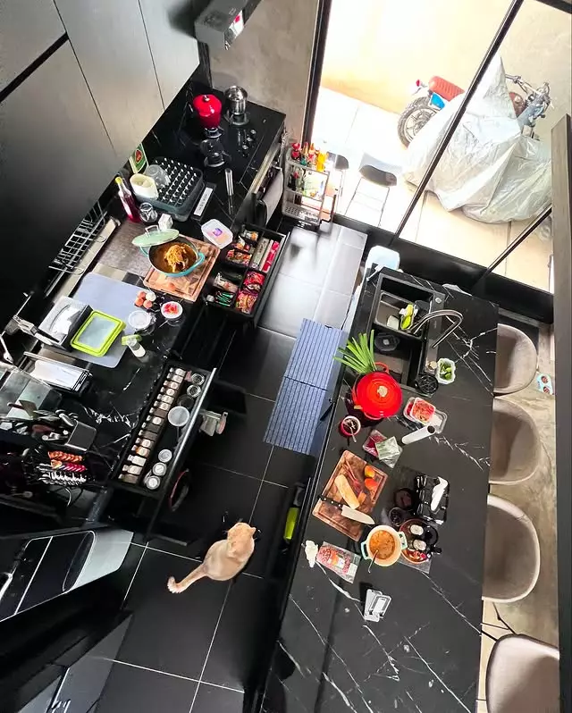 dapur hitam Lembu vokalis Clubeighties elegan © Instagram
