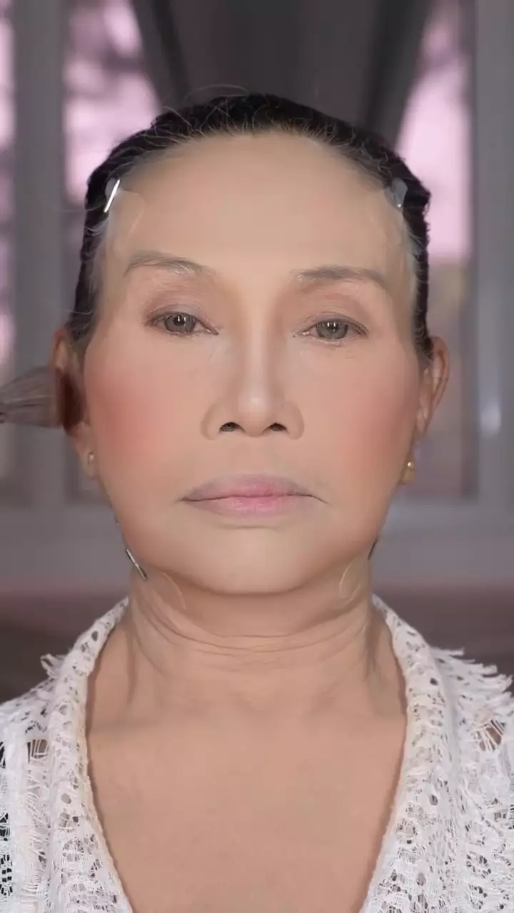 wanita 50 tahun pakai siger dan soft makeup © Instagram