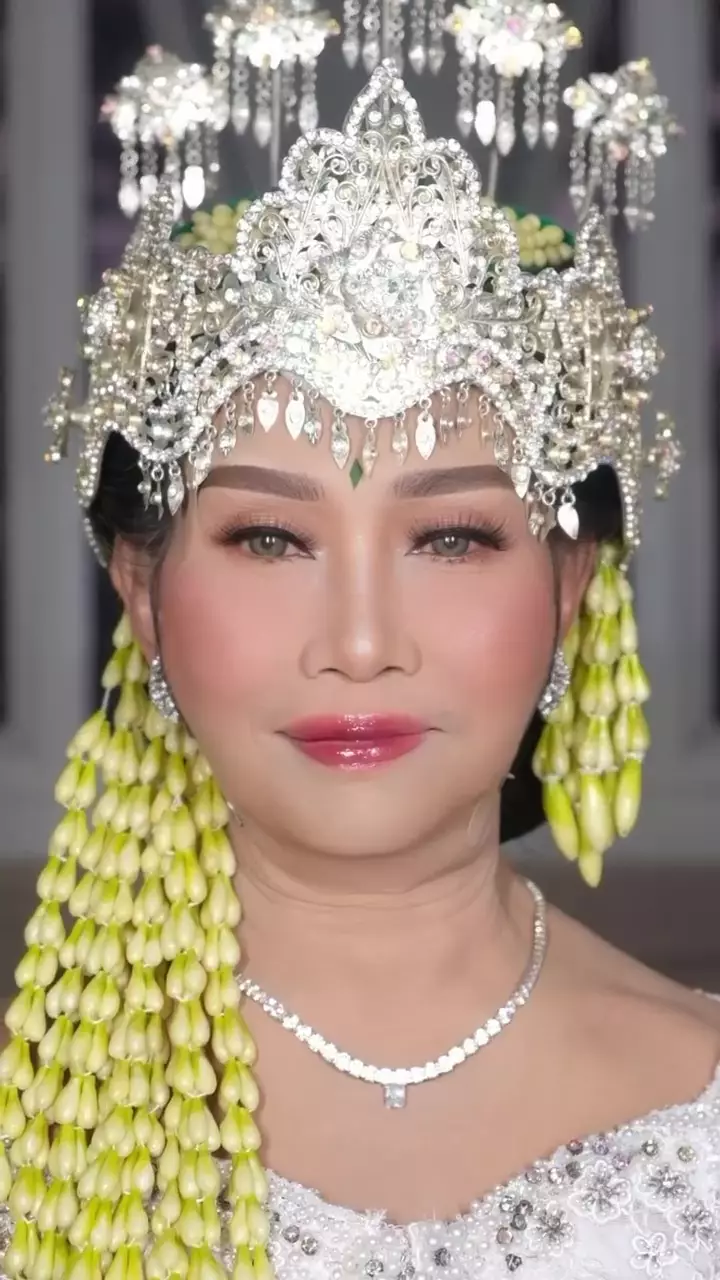 wanita 50 tahun pakai siger dan soft makeup © Instagram