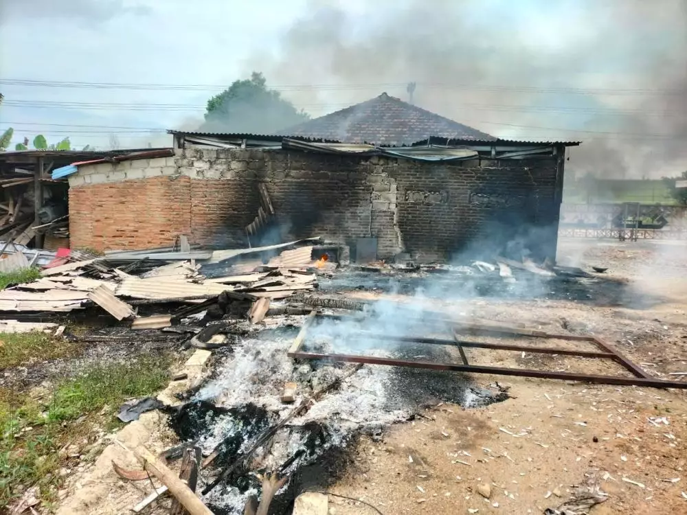 warga bakar rumah lurah di lampung tengah © 2025 brilio.net